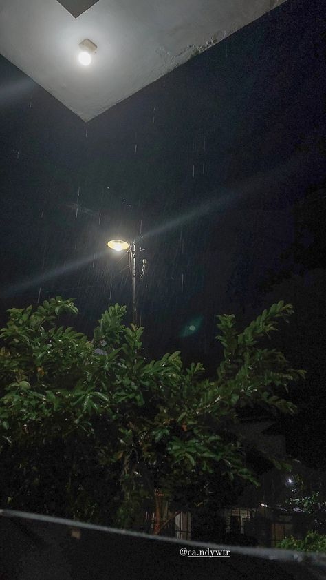 Movie Night Photography, Lighting Storm, Rain Pictures, Midnight Rain, Rain Photo, Morning Rain, Night Rain, Bright Pictures, Night Scenery