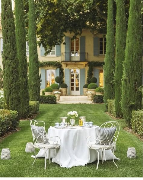 Classic Outdoor, French Garden, French Chateau, French Countryside, Avignon, Beautiful Gardens, Future House, Outdoor Dining, Design Interior