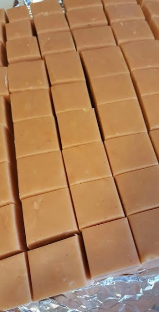 Butterfinger Fudge Recipe Candy Corn, Butter Finger Fudge, Candy Corn Butterfinger Fudge, Candy Corn Butterfingers, Fudge Candy Recipes, Recipes With Candy Corn, Butterfinger Fudge Candy Corn, Candy Corn Recipe Ideas, Butterfinger Fudge Recipe