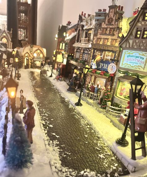 Small Christmas Town Display Ideas, Christmas In The City Village Display, Christmas Village Lighting Ideas, Christmas Village Train Tunnel Diy, Christmas Village Diorama, Christmas Village Bloxburg, Lemax Christmas Village Ideas, Christmas Village Aesthetic, Christmas Town Display Ideas