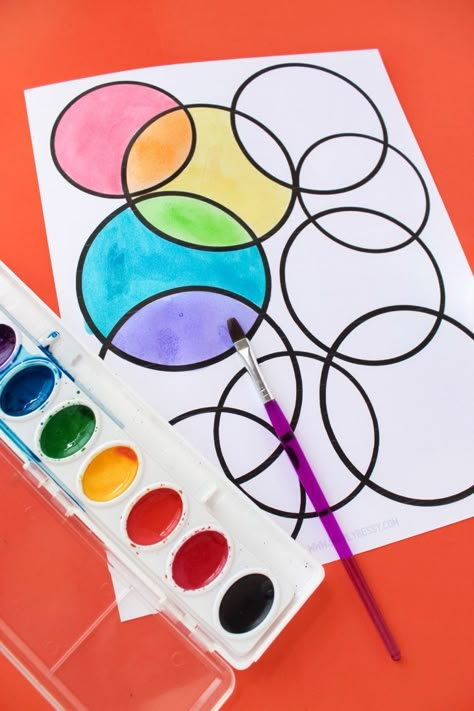 Rainbow Circle Watercolor Art | Simply Bessy | Kids Crafts Art Binder Ideas, Rainbow Art Projects For Kindergarten, Color Art Lessons Elementary, Color Art Projects For Preschool, Color Art Projects Elementary, Circle Watercolor Art, Art For Elementary Kids, Rainbow Art Projects, Color Art Projects