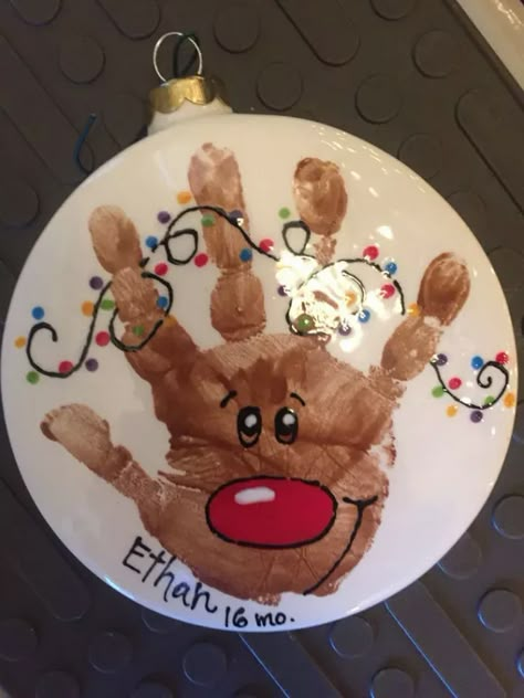 55+ Easy & Fun Christmas Crafts for Kids to Make - WeHaveKids Preschool Ornaments, Kindergarten Ornaments, Fun Christmas Crafts For Kids, Christmas Activites, Young Toddler Activities, Christmas Cards For Kids, Rock Painting Tutorials, Ornaments Diy Kids, Christmas Handprint Crafts