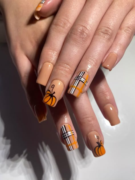 Cute Pumpkin Acrylic Nails, Fall Plaid And Pumpkin Nails, Cute Fall Nail Designs Acrylics, Pumpkin Plaid Nails, Square Pumpkin Nails, Short Fall Square Nails, Basic Fall Nail Ideas, 3d Pumpkin Nails, Fall Nails Pumpkin Design