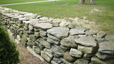 Dry Stack Fieldstone Wall Ideas That Will Charm Any Home Dry Stack Stone Wall Landscaping, Dry Stacked Stone Wall, Dry Stack Stone Wall, Stack Stone Wall, Stone Garden Wall, Fieldstone Wall, Field Stone Wall, Stacked Stone Wall, Stacked Stone Walls