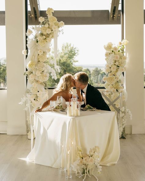 ⁣ love a good sweetheart table shot ✨⁣ ⁣ photographer— @kaitlyn.mariephoto venue—⁣ @theoaksplumcreek #wedding #weddinginspiration #weddingdecor #weddingflowers #weddingflorist #coloradowedding #coloradoweddingflorist #florist #reception #weddingreception #sweethearttable Square Sweetheart Table Wedding, Simple Sweetheart Table Flowers, Round Sweetheart Table Decor, Bride And Groom Sweetheart Table, White Flower Sweetheart Table, Sweetheart Table Minimalist, Sweetheart Table White Flowers, Sweetheart Table Simple, Sweet Heart Table Ideas