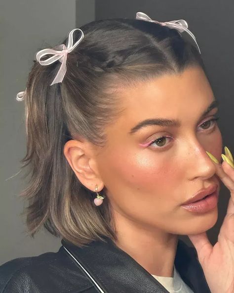 Hailey Bieber wears small French braids with bows and pink eyeliner Short Hair Hairstyles Braid, Short Hair Braid Hairstyles, Short Hair Styles Accessories, Small Ribbon Hairstyle, Hairstyles Accessories, Halloween Short Hair, Cute Hairstyles For Short Hair With Bow, Small Bows In Hair, Hairstyles With Small Bows