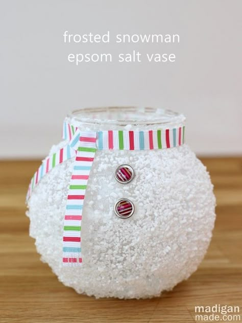 23 DIY Winter Decor Ideas.  This is just too cute!!  Would be a great gift for teachers, co-workers filled with candy or such. Mason Jar Christmas Decorations, Dollar Store Christmas Decor, Diy Schneemann, Dollar Store Christmas, Christmas Mason Jars, Christmas Jars, Light Ideas, Christmas Craft Ideas, Snowman Crafts