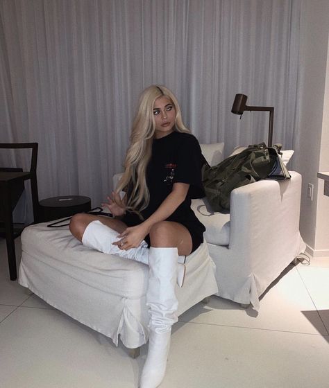 Shorts With Knee High Boots, Kylie Jenner Boots, Kylie Jenner Blonde Hair, Kylie Jenner 2014, Kardashian And Jenner, Blonde Hair Outfits, Kylie Jenner Blonde, Kylie Jenner Photos, Kylie Jenner Instagram