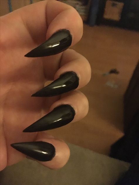 Black claws Seductive Nails, Wolf Creature, Cat Claw Nails, Chrome Nails Art, Nail Round, Talon Nails, Chrome Nails Ideas, Long Black Nails, Black Stiletto Nails