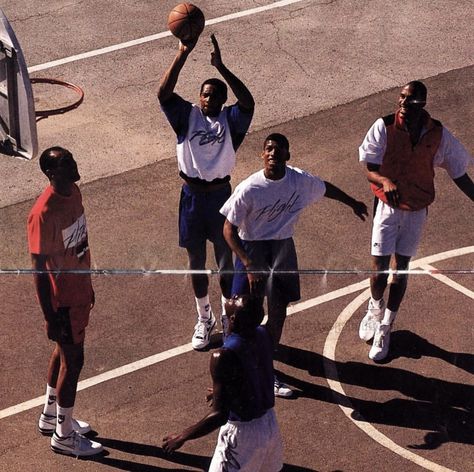 90s Sport Aesthetic, Vintage Sports Aesthetic, Basketball Shoot, 90s Sport, 90s Street Style, 90s Basketball, Nba Jam, Street Basketball, Basketball Shooting