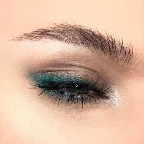 Eye Makeup Grey, Grey Eyeliner, Trendy Eye Makeup, Gray Eyeliner, Pansy Parkinson, Brown Eyeliner, Beauty Make-up, Green Makeup, Colorful Eye Makeup