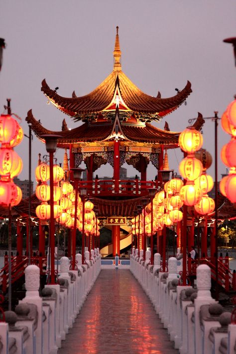 Lotus Lake Pagoda in Kaohsiung. One of my favorite places in Taiwan Taiwan Architecture, Chinese Place, Taiwan Image, Lotus Lake, Kaohsiung Taiwan, Kenting, Magic Places, Asian Architecture, Taiwan Travel