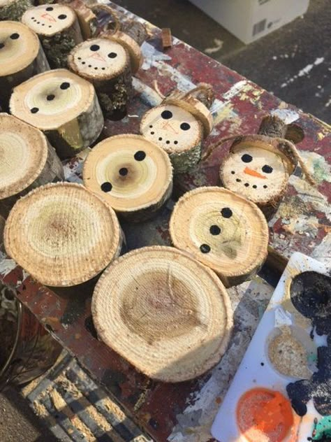 Log Animals, Wood Slice Snowman, Log Snowman, Fence Crafts, Picket Fence Crafts, Log Crafts, Wood Log Crafts, Log Ideas, Cabin Crafts