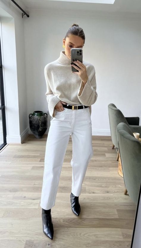 White Denim Pants Outfit Winter, White Pants Autumn Outfit, Winter White Pants Outfit Work, White Pant Fall Outfit, Fall Outfit White Pants, Straight Leg White Jeans Outfit, Winter Outfit White Pants, White Jeans For Winter, White Straight Leg Jeans Outfits Winter