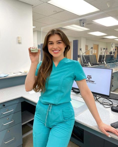 Scrubs Outfit Ideas, Scrub Suit Design, Scrubs Aesthetic, Cna Aesthetic, Nursing Scrubs Pattern, Uniform Aesthetic, Female Doctors, Scrubs Pattern, Teal Scrubs