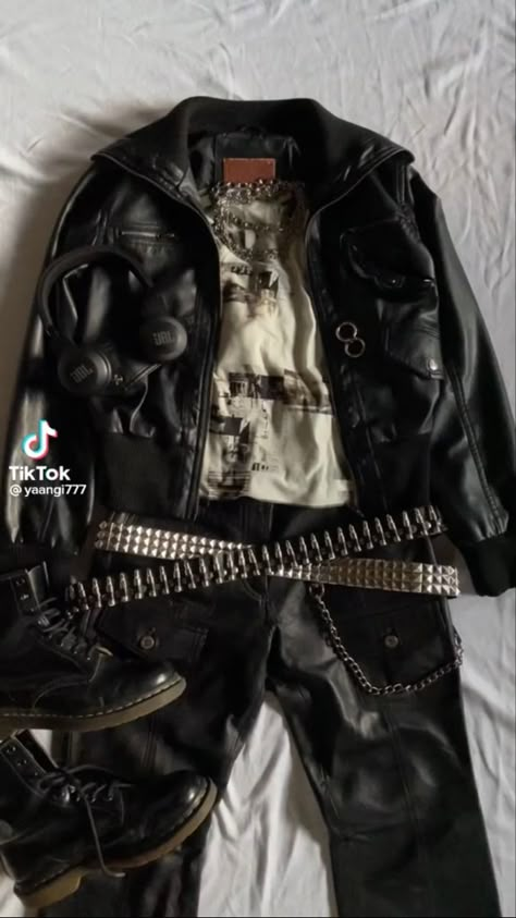 2000s Rocker Outfit, Rockstar Punk Outfit, Rocker Guy Outfit, Decorated Leather Jacket, Classic Punk Fashion, Grunge Rock Outfits Men, 90s Punk Fashion Men, Metalhead Guy Outfit, Punk Outfits Male