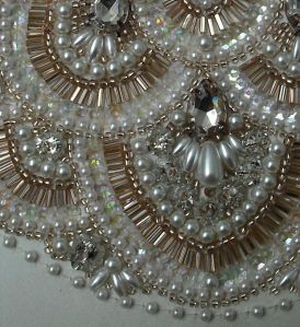 Bead Fashion, Tambour Beading, Pearl Embroidery, Tambour Embroidery, Beadwork Embroidery, Ideas Embroidery, Bead Embroidery Tutorial, Couture Embroidery, Bead Embroidery Patterns