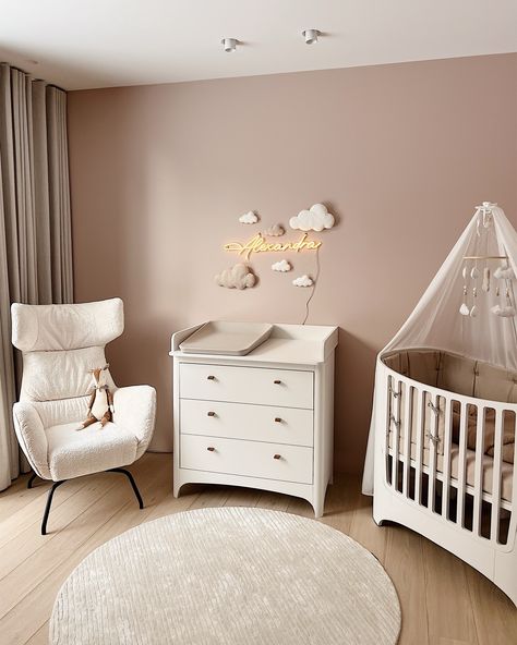 Nursery Beige And White, Small Cozy Nursery, Pink And Beige Nursery Ideas, Pink Cloud Nursery Theme, Baby Girls Room Decorating Ideas, Nursery Feature Wall Ideas, Newborn Room Design, Nursery Cloud Theme, Baby Room Ideas Simple