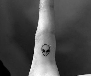 tattoo, alien, and finger image Man Tattoo Ideas, Tattoo Alien, Tattoo Ideas For Woman, Finger Image, Tumblr Tattoo, Tattoo Line Art, Sketches Tattoo, Line Art Minimal, Fashion Tattoos