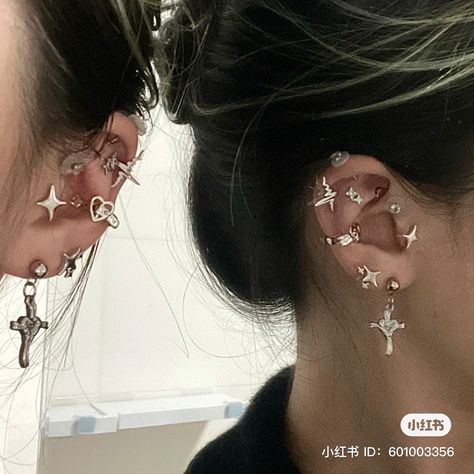 Douyin Ear Piercing, Fourth Lobe Piercing, Korean Grunge Aesthetic, 3 Piercings, Ear Piercings Ideas, Ear Styling, Unique Ear Piercings, Pretty Piercings, Shatter Me Quotes