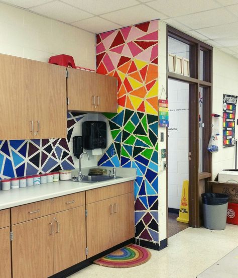 School Art Classroom Aesthetic, Art Classroom Door Decoration, Art Classroom Wall Painting, Elementary Art Classroom Ideas, Art Classroom Setup Elementary, Art Room Decorations, Classroom Wall Paint, Art Teacher Classroom Decorations, Art Classroom Mural