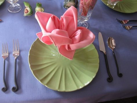 credit: Mid-Atlantic Martha [ http://mid-atlanticmartha.blogspot.com/2010/07/flower-napkin-folding.html] Napkin Origami, Creative Napkin Fold, Diy Napkin Folding, Napkins Folding, Folded Napkins, Folding Napkins, Fold Napkins, Napkin Ideas, Napkin Art