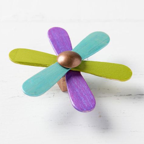 Make a fidget spinner using just a few simple materials! This homemade fidget spinner is made from wood bow ties and painted in the colors of your choice. This is a fantastic craft to do at a birthday party because kids can all paint their fidget spinners in whatever colors they like. It would also be a fun summer camp activity, or simply a rainy day craft to do with you and the kids. You'll definitely need to supervise because this project does require the use of a drill, but kids will enjoy th Homemade Fidget, Activities To Keep Kids Busy, Fidget Ideas, Diy Fidget Spinner, Recycle Items, Rainy Day Activities For Kids, Rainy Day Crafts, How To Recycle, Keep Kids Busy