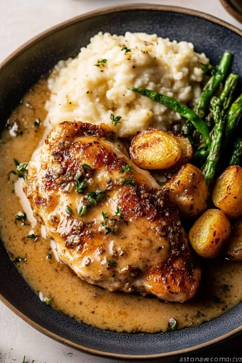 Creamy Garlic Chicken Dinner Ideas Fresh, French Chicken And Potatoes, Chicken Cutlets And Mashed Potatoes, High End Chicken Recipes, Plated Meals Dinners, High End Meals At Home, Sunday Family Dinner Recipes, Chicken Recipe For Dinner Party, Best Family Recipes