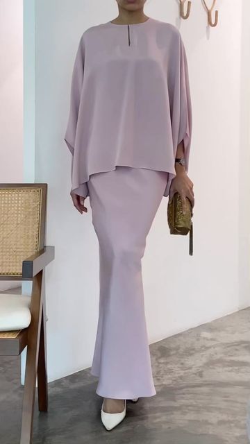 PiecesByRaeesa on Instagram: "Nalia Short Set A refreshed take on the traditional style that is as functional as it is stylish. The loose-cut top flows seamlessly as you move to give the effortless dreamy look. This Nalia Short Set in a timeless lilac is a wardrobe staple that will never go out of style. Now available for pre-order.💜" Lilac Baju Kurung, Baju Kurung Moden Style, Luxury Abaya, Modest Long Dresses, Kurung Modern, White Things, Baju Kurung Moden, Modest Tops, Kurung Moden