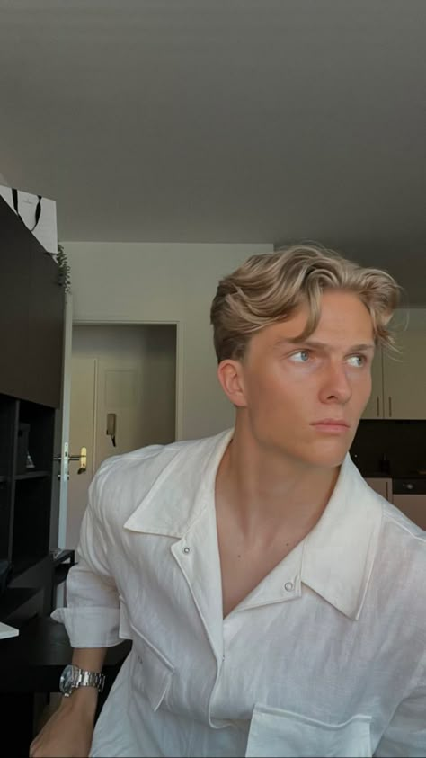 Mens Haircuts Blonde, Middle Part Hairstyles Men, Blonde Hair Men, Hairstyles For Boys, Styl Grunge, Blonde Man, Cool Blonde Hair Colour, Men Blonde Hair, Mens Haircuts Short Hair