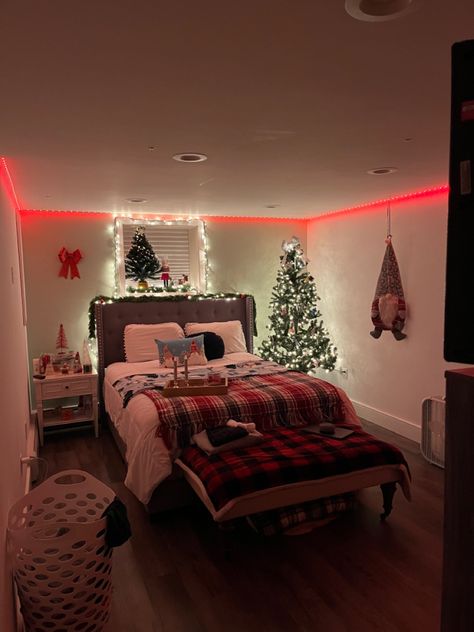 Teen Christmas Room Ideas, Christmas Decor Bedroom Teenage, Christmas Decor Ideas Room Teen, Christmas Bedroom Ideas Aesthetic, Christmas Decor Ideas Room Aesthetic, Xmas Bedroom Aesthetic, Bedroom Ideas Christmas Room Decor, Winter Dorm Decor, Christmas Decoration Bedroom Ideas