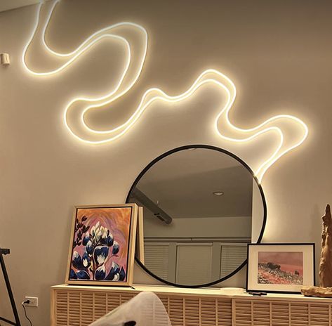 Small Room Mirror Ideas, Squiggle Led Lights On Wall, Chain Decor Ideas, Neon Lights For Bedroom, Light For Room, Neon Rope Light, Neon Lights Bedroom, Neon Rope, Flexible Led Light