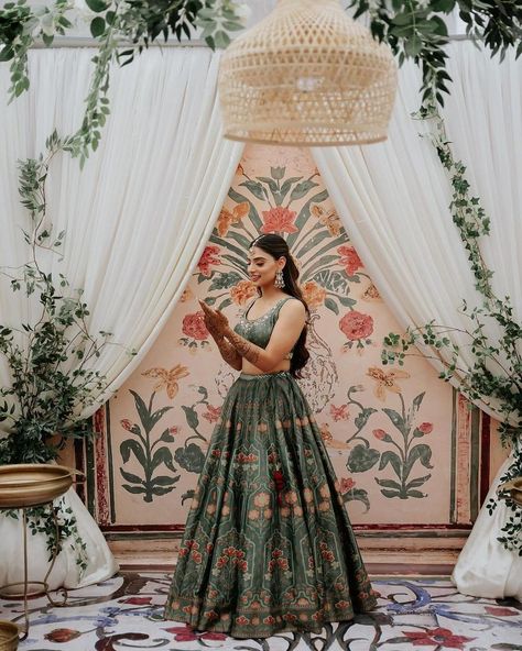 We adore the nature inspired theme decor, outfit and henna of this beautiful bride @jasleenh_ 💫💕🌸 Mehndi Outfit Bridal Simple, Simple Mehendi Outfits For Bride, Mehndi Ceremony Outfit For Bride, Mehendi Bridal Outfit, Mehendi Shoot, Mehendi Pose, Mehendi Photography Bridal, Mehendi Poses, Mehndi Poses