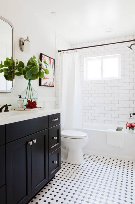 Black and White Bathroom with subway tile shower, interesting tile detail around window Makeover Kamar Mandi, Vintage Style Bathroom, Subway Tile Showers, Subway Tiles Bathroom, Bilik Air, Tub Surround, Classic Bathroom, Upstairs Bathrooms, Boys Bathroom