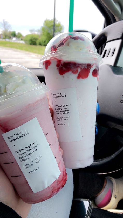 Vanilla Bean Frappuccino, Starbucks Drink Recipes, Starbies Drinks, Starbucks Drink Menu, Starbucks Drink Ideas, Starbucks Ideas, Starbucks Secret Menu Recipes, Cold Starbucks Drinks, Starbucks Strawberry