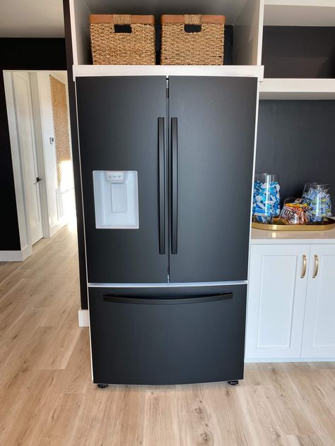 How To Wrap Your Refrigerator, Refrigerator Cover Ideas, Black Refrigerator Kitchen, Black Fridge, Paint Refrigerator, Black Fridges, Fridge Wrap, New Fridge, Black Refrigerator