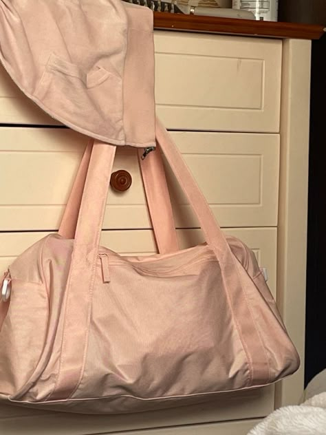 Ballet Bag Aesthetic, Dance Bag Aesthetic, Tiny Pretty Things, Opera Sport, Pilates Girl, Ballerina Outfit, Ballet Bag, Ballet Aesthetic, Ballet Beauty