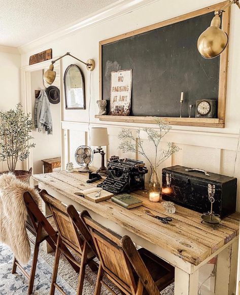 European Farmhouse Office, Small Rustic Office Ideas, Rustic Farmhouse Office Decor, Rustic Chic Office Decor, Rustic Office Decor Ideas, Kitchen Design Space Saving, Vintage Desk Ideas, Vintage Office Ideas, Farmhouse Desk Decor