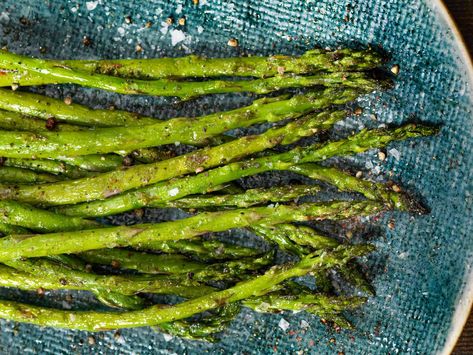 Martha Stewart's Simple Trick for the Best Roasted Asparagus Cooked Asparagus, Asparagus Recipes Roasted, Oven Roasted Asparagus, How To Cook Asparagus, Fresh Asparagus, Roasted Asparagus, Garden Recipes, Simply Recipes, Asparagus Recipe