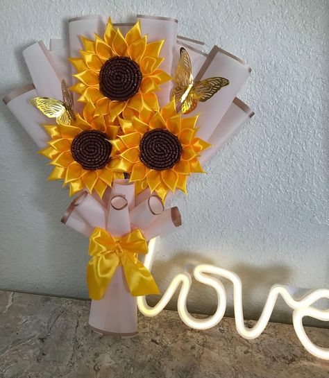 Ramo Ideas, Satin Flowers Diy, Sunflower Bouquet, Sunflower Bouquets, Satin Flowers, Flowers Diy, Dracula, Gravity Falls, Flower Arrangements