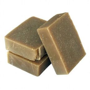 DIY Dog Shampoo Bar Soap Recipe with natural essential oils. This Natural Cold Process Dog Shampoo Bar Recipe for dogs is made with an essential oil blend that helps to repel fleas for a healthier, natural option for your pets! Neem Oil Soap, Diy Dog Shampoo, Dog Shampoo Bar, Shampoo Bar Recipe, Natural Dog Shampoo, Dog Soap, Diy Soap Recipe, Cold Process Soap Recipes, Soap Making Recipes