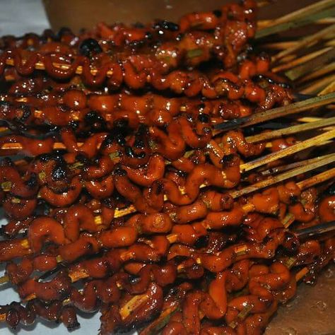 Barbecue isaw ng manok (Bbq Chicken intestines) Isaw Bbq, East African Food, Youtube Cooking, African Food, Bbq Chicken, Food Cravings, Food Ideas, Food And Drink, Snacks