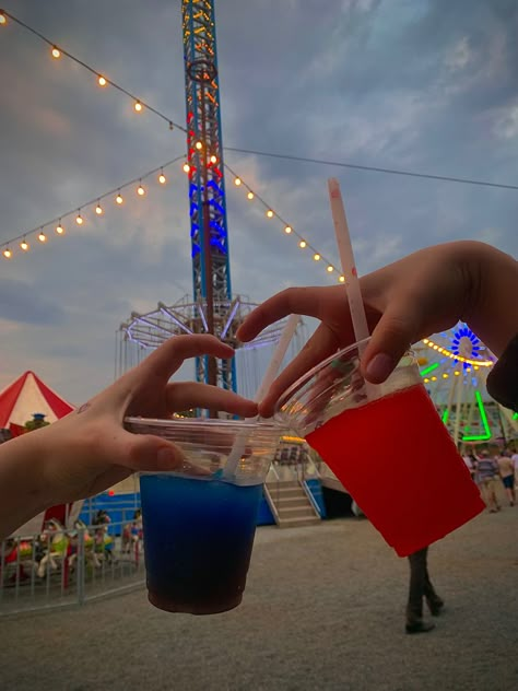 Amusement Park With Boyfriend, Theme Park Friends Aesthetic, Six Flags Couple Pictures, Couple Amusement Park Pictures, Carnival Pics With Boyfriend, Amusement Park Pictures Ideas, Amusement Park Date Aesthetic, Amusement Park Date Outfit, Carnival Couple Pictures