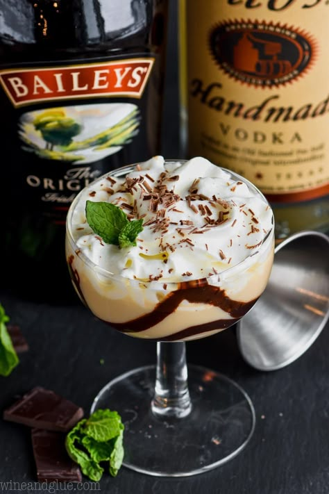 This Baileys Chocolate Martini is the perfect combination of chocolate and Baileys! Dessert in a glass! You won't find a better chocolate martini recipe! Mudslide Martini Recipes, Chocolate Expresso Martinis, Baileys Chocolate Martini, Chocolate Martini Recipe With Kahlua, Mudslide Martini, Baileys Martini, Baileys Recipes Drinks, Baileys Dessert, Chocolate Martini Recipe