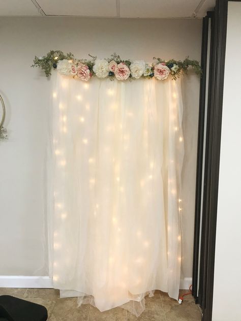 DIY Lit Tulle Backdrop - Six Clever Sisters Floral Decor Backdrop, Diy Fotokabine, Tulle Backdrop, Diy Tulle, Budget Baby Shower, Bridal Shower Decorations Diy, Diy Photo Backdrop, Simple Bridal Shower, Rustic Wedding Decorations