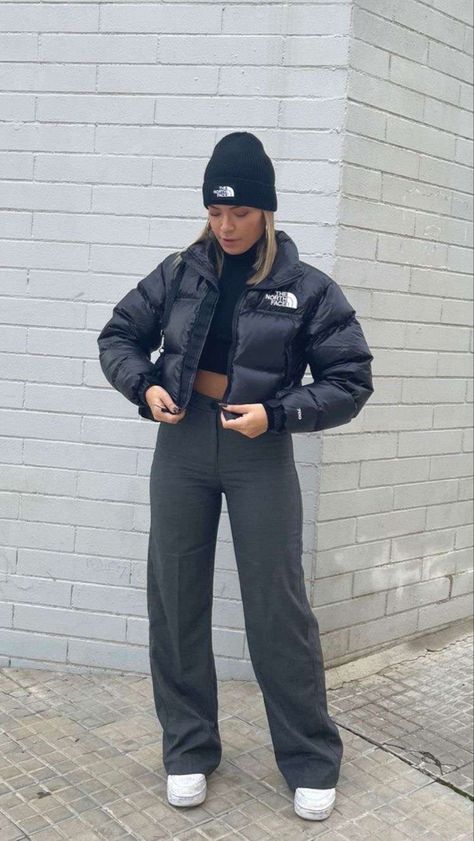 North Face Crop Puffer Jacket Outfit, Northface Cropped Puffer Jacket, Cropped North Face Jacket Outfit, North Face Cropped Puffer Outfit, Tnf Puffer Jacket Outfit, North Face Women Outfit, North Face Puffer Jacket Cropped, Puffer Jacket Outfit Baddie, Cropped North Face Jacket