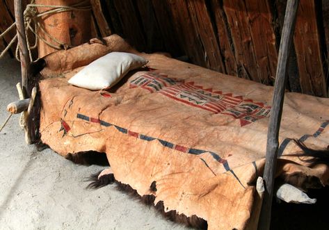 Hide in bed | A bison robe bed inside a Mandan-Hidatsa earth… | Flickr Native American Homes, Native American Home, Native American Teepee, Survival Skills Emergency Preparedness, Fantasy Reference, Primitive Technology, Bedroom Drawing, Cool Tree Houses, Plains Indians