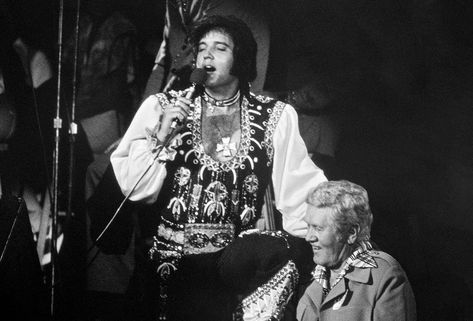 Elvis 1975, Elvis Family, I Love Elvis, Elvis In Concert, Elvis Photos, Presley Family, King Of Rock And Roll, Elvis Presley Photos, Iconic Images