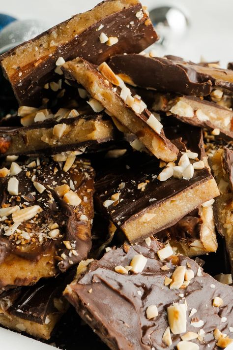 Christmas Gift Treats, Butter Crunch Toffee, Buttercrunch Toffee, Christmas Toffee, Amazing Deserts, Kiss The Chef, Gift Treats, Holiday Candy Recipes, Homemade Almond Butter