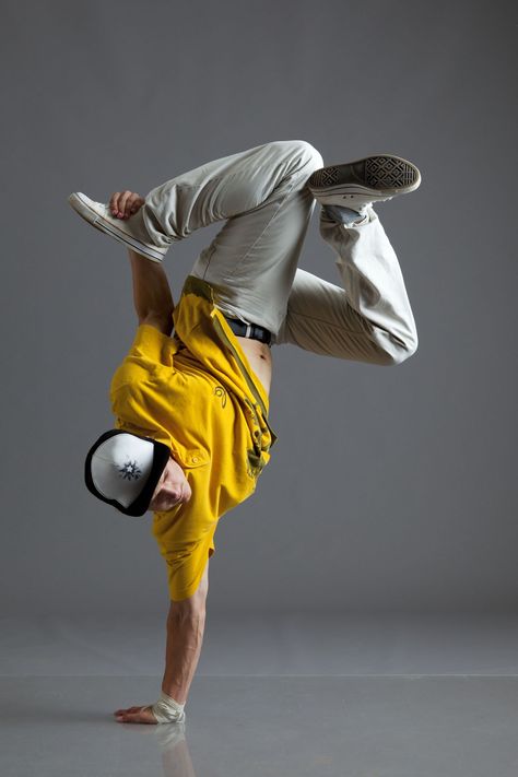 Breakdance Moves List - Dance Poise Hip Hop Dance Poses, Figurative Kunst, Action Pose Reference, Dance Photography Poses, Male Pose Reference, Anatomy Poses, Body Reference Poses, Human Poses Reference, Figure Poses